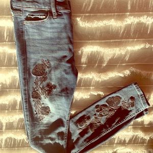 🎁Hollister high rise skinny embroidered jeans